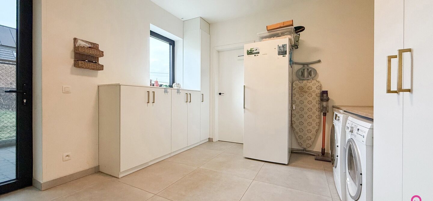 Bij ImmoFusion 7/7 &ldquo;open huis&rdquo; : klik op onze 3D-TOUR.
Ervaar vastgoed alsof je er zelf doorloopt!

Welkom in deze uitzonderlijke open bebouwing, gelegen op Witte Weg 18 te Koersel, waar moderne architectuur, ruimte en comfort naadloos samenvloeien. D