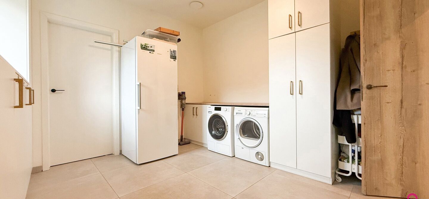 Bij ImmoFusion 7/7 &ldquo;open huis&rdquo; : klik op onze 3D-TOUR.
Ervaar vastgoed alsof je er zelf doorloopt!

Welkom in deze uitzonderlijke open bebouwing, gelegen op Witte Weg 18 te Koersel, waar moderne architectuur, ruimte en comfort naadloos samenvloeien. D