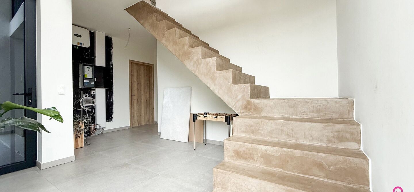 Bij ImmoFusion 7/7 &ldquo;open huis&rdquo; : klik op onze 3D-TOUR.
Ervaar vastgoed alsof je er zelf doorloopt!

Welkom in deze uitzonderlijke open bebouwing, gelegen op Witte Weg 18 te Koersel, waar moderne architectuur, ruimte en comfort naadloos samenvloeien. D