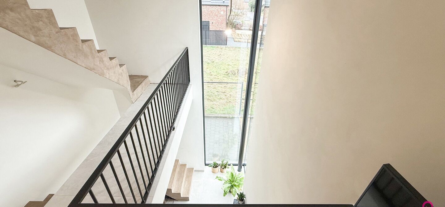 Bij ImmoFusion 7/7 &ldquo;open huis&rdquo; : klik op onze 3D-TOUR.
Ervaar vastgoed alsof je er zelf doorloopt!

Welkom in deze uitzonderlijke open bebouwing, gelegen op Witte Weg 18 te Koersel, waar moderne architectuur, ruimte en comfort naadloos samenvloeien. D