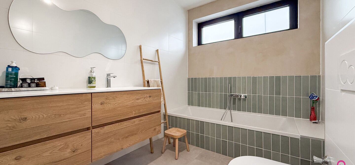 Bij ImmoFusion 7/7 &ldquo;open huis&rdquo; : klik op onze 3D-TOUR.
Ervaar vastgoed alsof je er zelf doorloopt!

Welkom in deze uitzonderlijke open bebouwing, gelegen op Witte Weg 18 te Koersel, waar moderne architectuur, ruimte en comfort naadloos samenvloeien. D