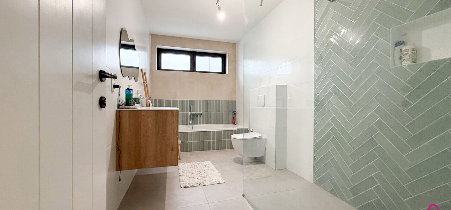 Bij ImmoFusion 7/7 &ldquo;open huis&rdquo; : klik op onze 3D-TOUR.
Ervaar vastgoed alsof je er zelf doorloopt!

Welkom in deze uitzonderlijke open bebouwing, gelegen op Witte Weg 18 te Koersel, waar moderne architectuur, ruimte en comfort naadloos samenvloeien. D