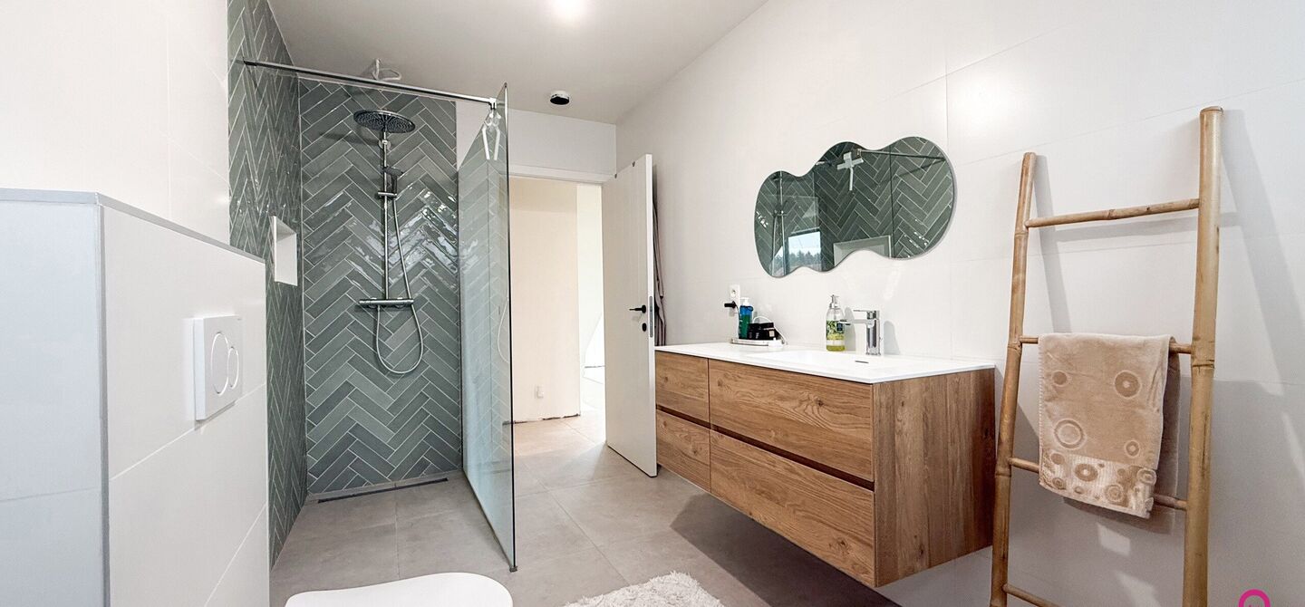 Bij ImmoFusion 7/7 &ldquo;open huis&rdquo; : klik op onze 3D-TOUR.
Ervaar vastgoed alsof je er zelf doorloopt!

Welkom in deze uitzonderlijke open bebouwing, gelegen op Witte Weg 18 te Koersel, waar moderne architectuur, ruimte en comfort naadloos samenvloeien. D