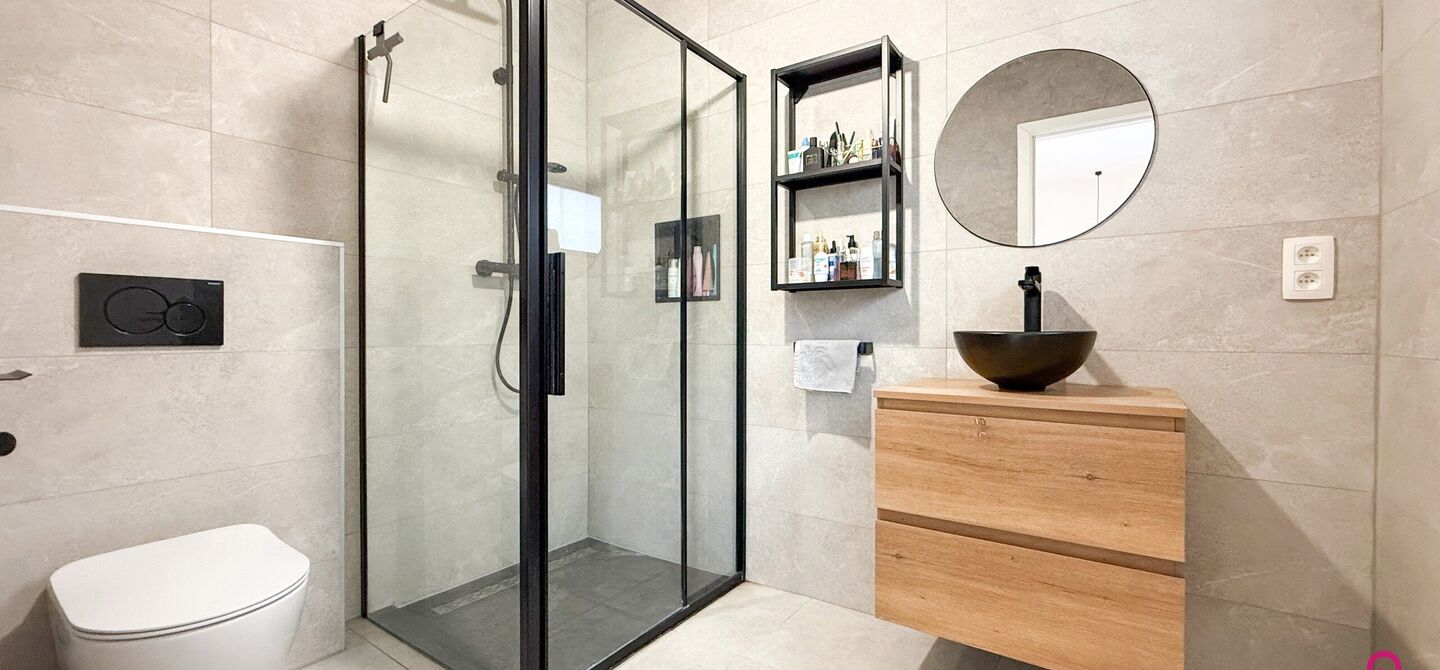 Bij ImmoFusion 7/7 &ldquo;open huis&rdquo; : klik op onze 3D-TOUR.
Ervaar vastgoed alsof je er zelf doorloopt!

Welkom in deze uitzonderlijke open bebouwing, gelegen op Witte Weg 18 te Koersel, waar moderne architectuur, ruimte en comfort naadloos samenvloeien. D