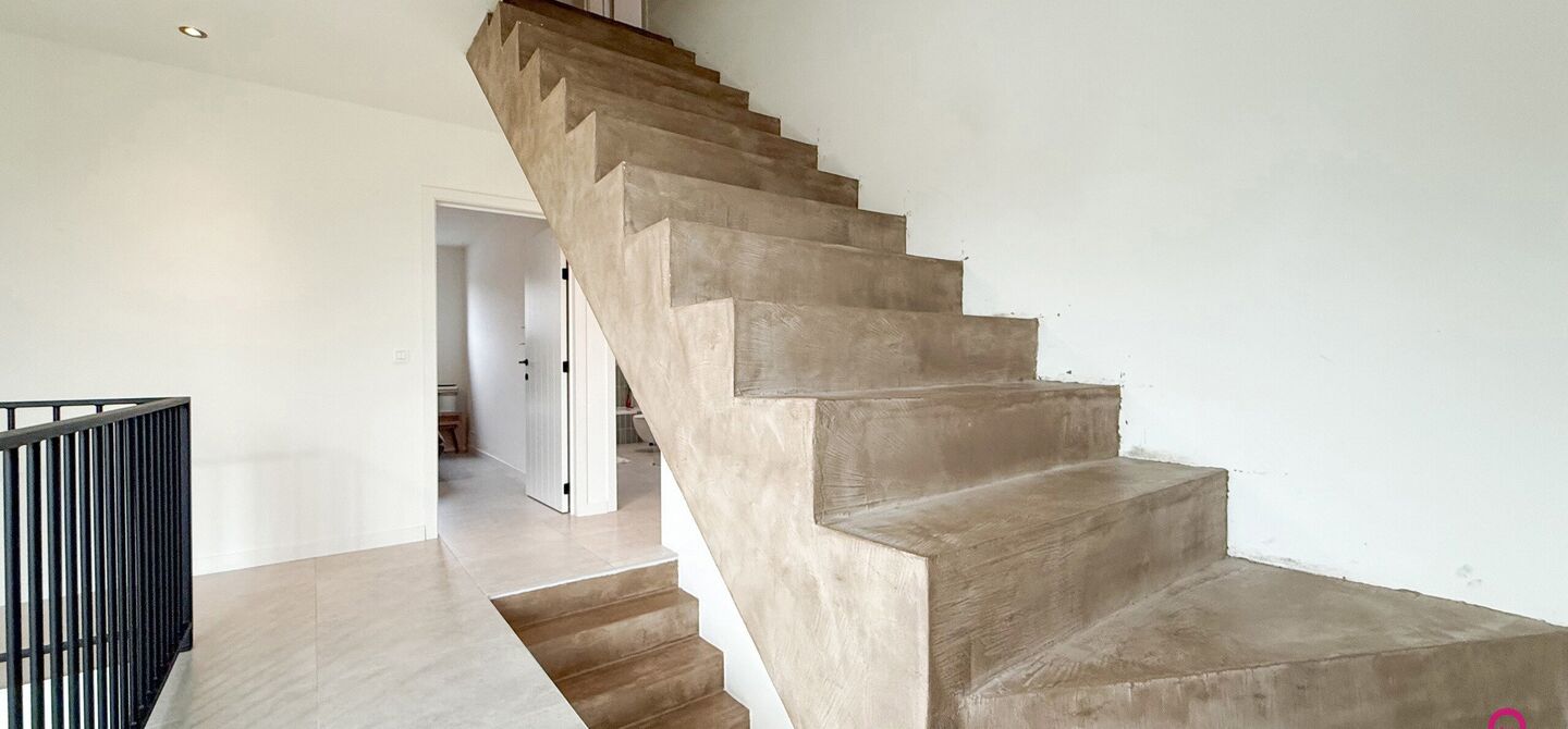 Bij ImmoFusion 7/7 &ldquo;open huis&rdquo; : klik op onze 3D-TOUR.
Ervaar vastgoed alsof je er zelf doorloopt!

Welkom in deze uitzonderlijke open bebouwing, gelegen op Witte Weg 18 te Koersel, waar moderne architectuur, ruimte en comfort naadloos samenvloeien. D