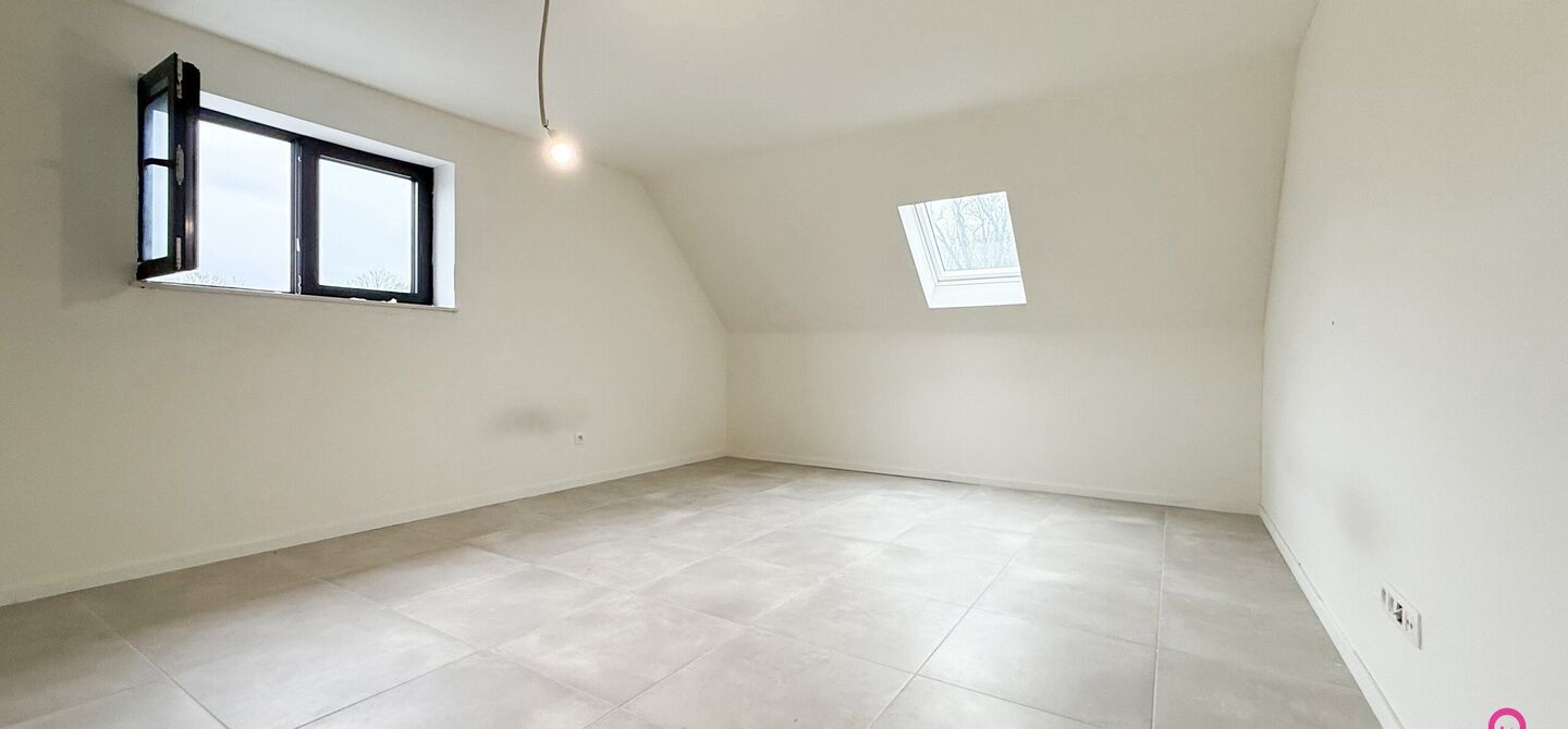 Bij ImmoFusion 7/7 &ldquo;open huis&rdquo; : klik op onze 3D-TOUR.
Ervaar vastgoed alsof je er zelf doorloopt!

Welkom in deze uitzonderlijke open bebouwing, gelegen op Witte Weg 18 te Koersel, waar moderne architectuur, ruimte en comfort naadloos samenvloeien. D