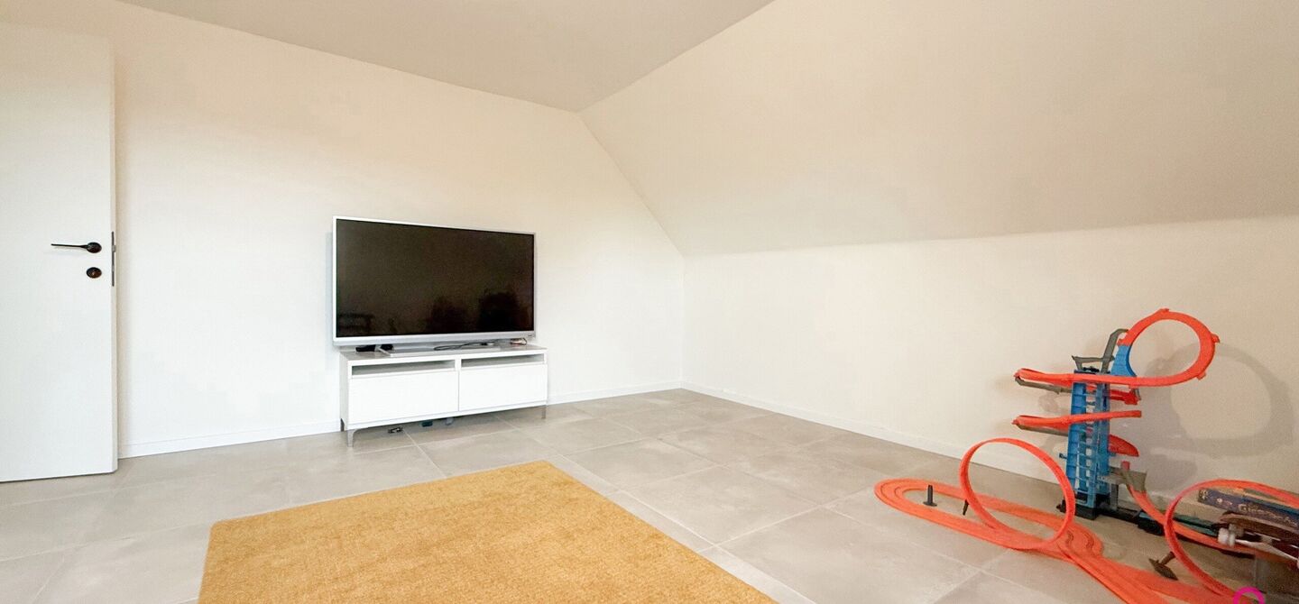 Bij ImmoFusion 7/7 &ldquo;open huis&rdquo; : klik op onze 3D-TOUR.
Ervaar vastgoed alsof je er zelf doorloopt!

Welkom in deze uitzonderlijke open bebouwing, gelegen op Witte Weg 18 te Koersel, waar moderne architectuur, ruimte en comfort naadloos samenvloeien. D