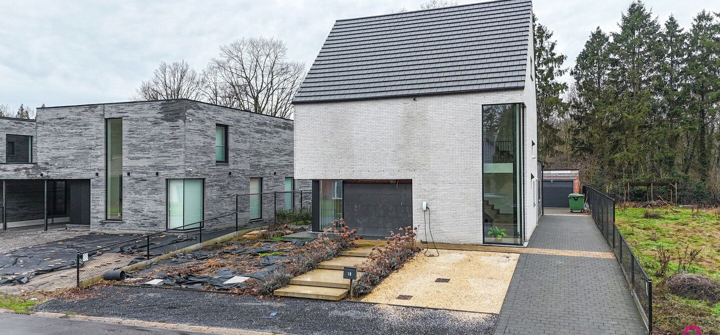 Bij ImmoFusion 7/7 &ldquo;open huis&rdquo; : klik op onze 3D-TOUR.
Ervaar vastgoed alsof je er zelf doorloopt!

Welkom in deze uitzonderlijke open bebouwing, gelegen op Witte Weg 18 te Koersel, waar moderne architectuur, ruimte en comfort naadloos samenvloeien. D