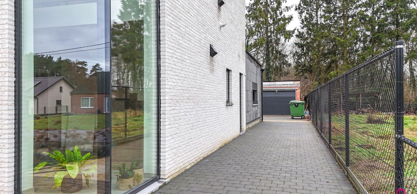 Bij ImmoFusion 7/7 &ldquo;open huis&rdquo; : klik op onze 3D-TOUR.
Ervaar vastgoed alsof je er zelf doorloopt!

Welkom in deze uitzonderlijke open bebouwing, gelegen op Witte Weg 18 te Koersel, waar moderne architectuur, ruimte en comfort naadloos samenvloeien. D