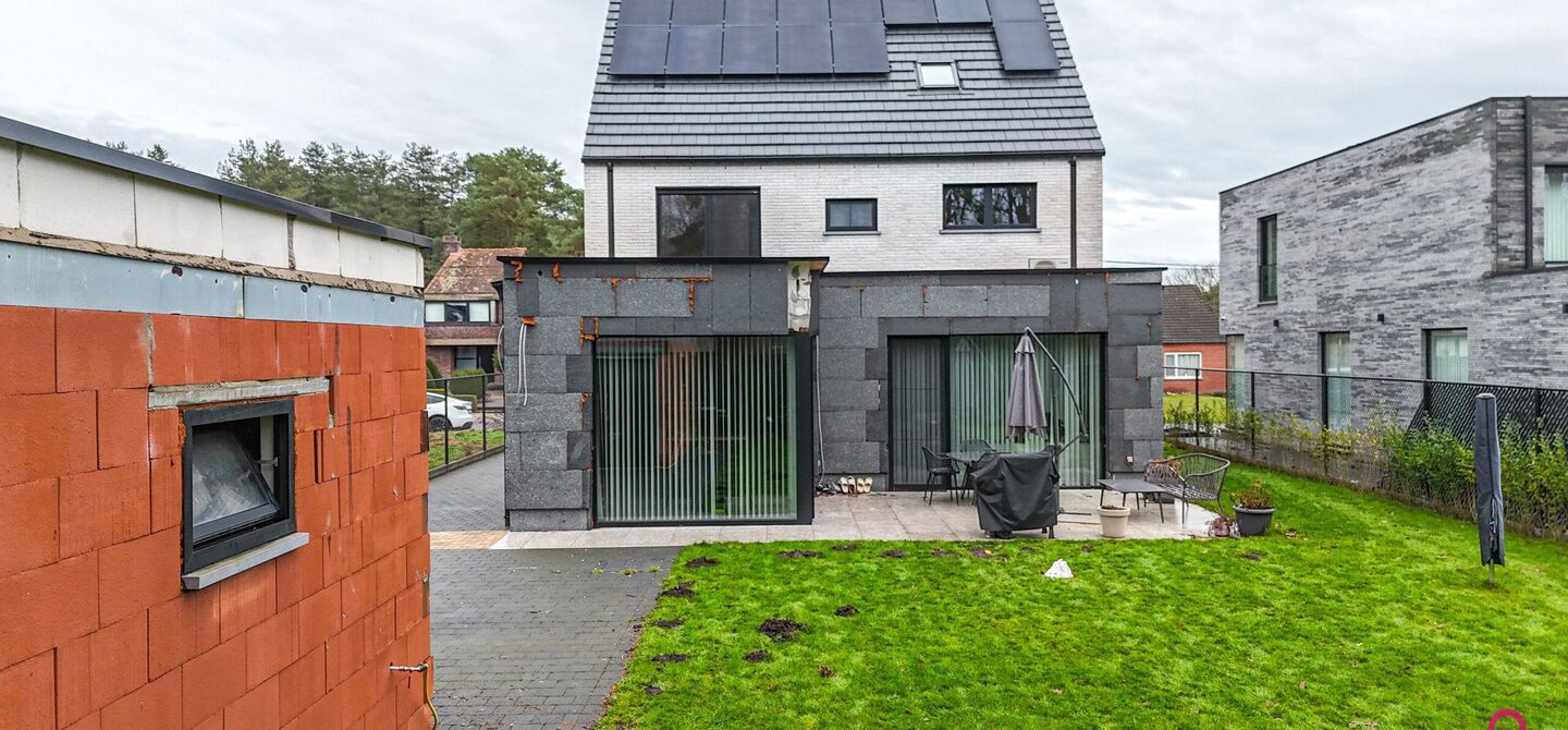 Bij ImmoFusion 7/7 &ldquo;open huis&rdquo; : klik op onze 3D-TOUR.
Ervaar vastgoed alsof je er zelf doorloopt!

Welkom in deze uitzonderlijke open bebouwing, gelegen op Witte Weg 18 te Koersel, waar moderne architectuur, ruimte en comfort naadloos samenvloeien. D