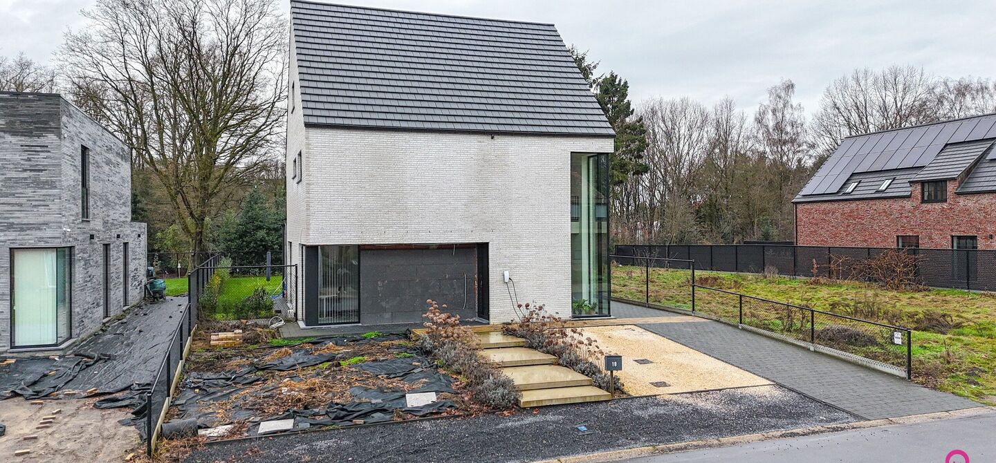 Bij ImmoFusion 7/7 &ldquo;open huis&rdquo; : klik op onze 3D-TOUR.
Ervaar vastgoed alsof je er zelf doorloopt!

Welkom in deze uitzonderlijke open bebouwing, gelegen op Witte Weg 18 te Koersel, waar moderne architectuur, ruimte en comfort naadloos samenvloeien. D