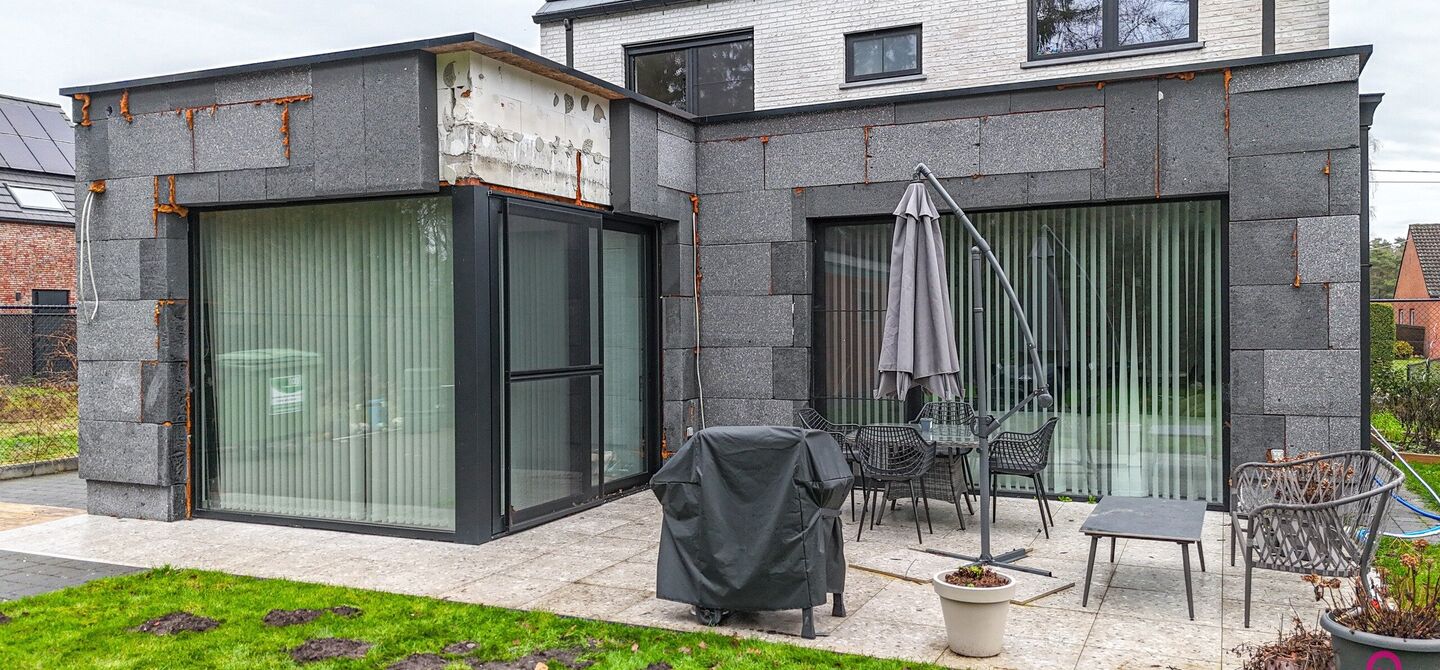 Bij ImmoFusion 7/7 &ldquo;open huis&rdquo; : klik op onze 3D-TOUR.
Ervaar vastgoed alsof je er zelf doorloopt!

Welkom in deze uitzonderlijke open bebouwing, gelegen op Witte Weg 18 te Koersel, waar moderne architectuur, ruimte en comfort naadloos samenvloeien. D