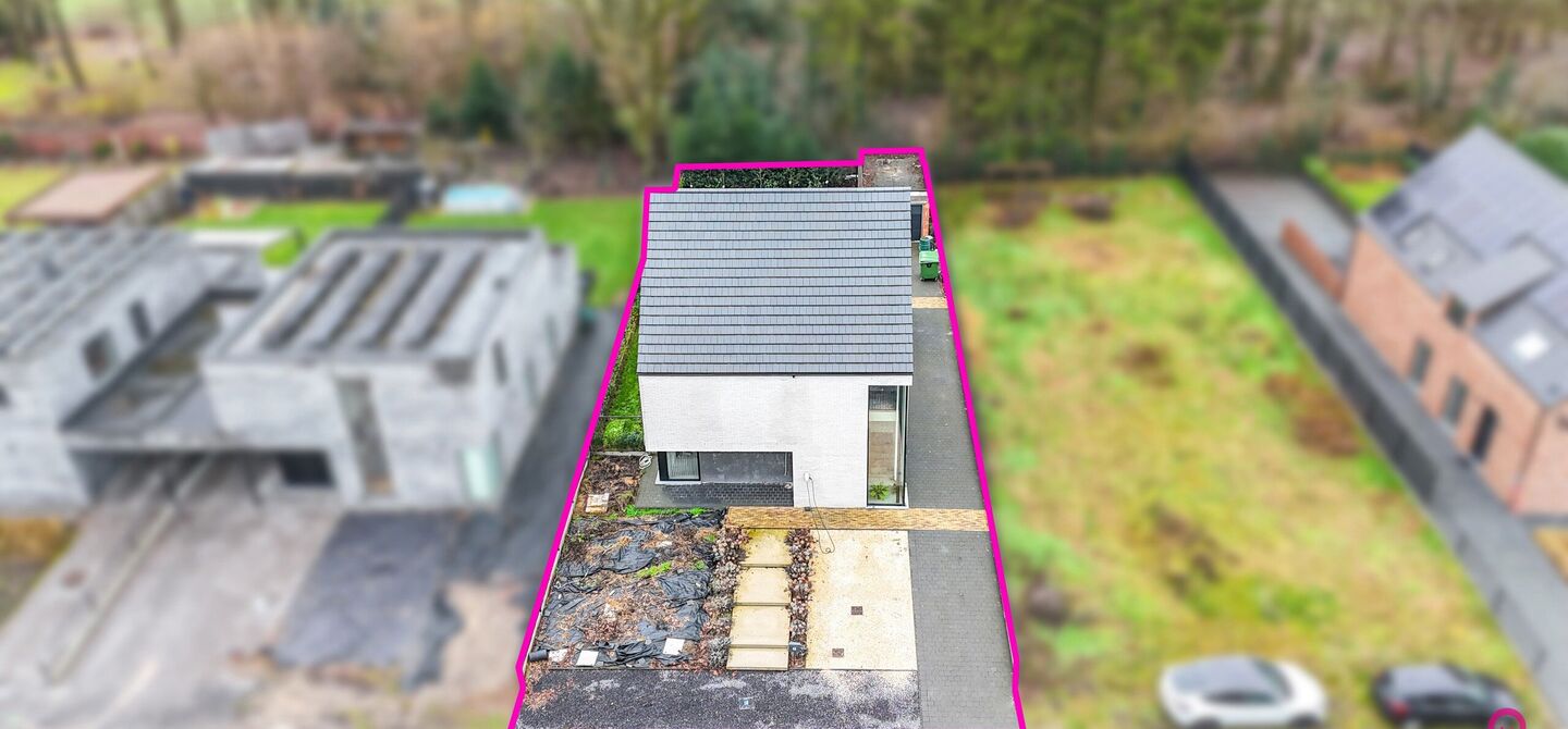 Bij ImmoFusion 7/7 &ldquo;open huis&rdquo; : klik op onze 3D-TOUR.
Ervaar vastgoed alsof je er zelf doorloopt!

Welkom in deze uitzonderlijke open bebouwing, gelegen op Witte Weg 18 te Koersel, waar moderne architectuur, ruimte en comfort naadloos samenvloeien. D