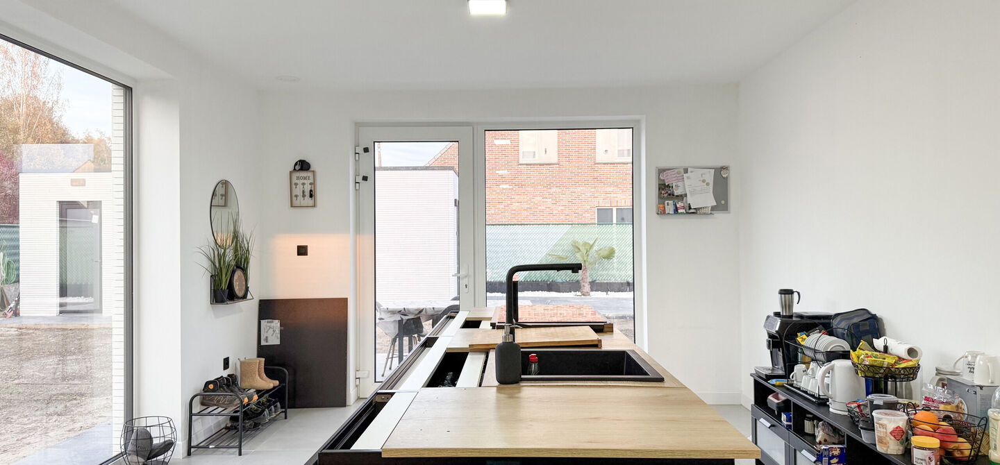 Bij ImmoFusion 7/7 &ldquo;open huis&rdquo;: klik op onze 3D-TOUR.
Ervaar vastgoed alsof je er zelf doorloopt!

Stap binnen in deze uitzonderlijk moderne nieuwbouwwoning (2024), ideaal gelegen als open bebouwing op een ruim hoekperceel van 528 m&sup2; in Koersel. Deze