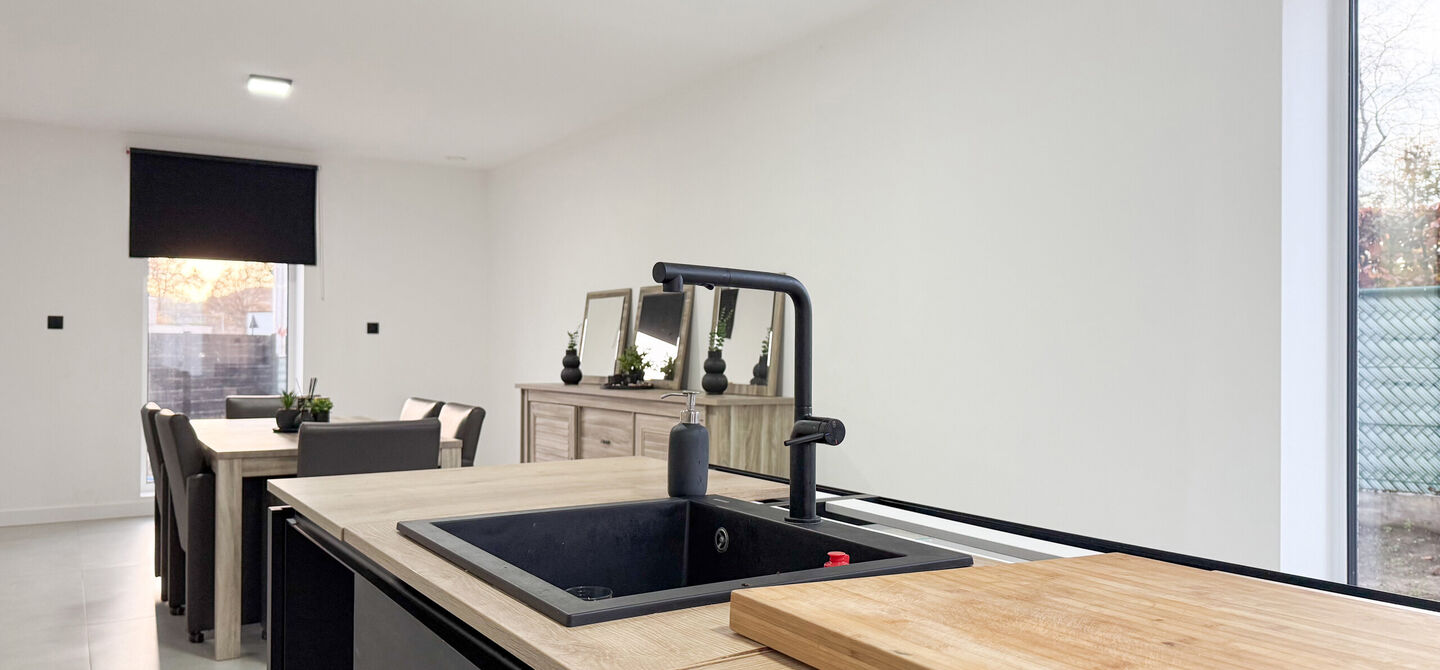 Bij ImmoFusion 7/7 &ldquo;open huis&rdquo;: klik op onze 3D-TOUR.
Ervaar vastgoed alsof je er zelf doorloopt!

Stap binnen in deze uitzonderlijk moderne nieuwbouwwoning (2024), ideaal gelegen als open bebouwing op een ruim hoekperceel van 528 m&sup2; in Koersel. Deze