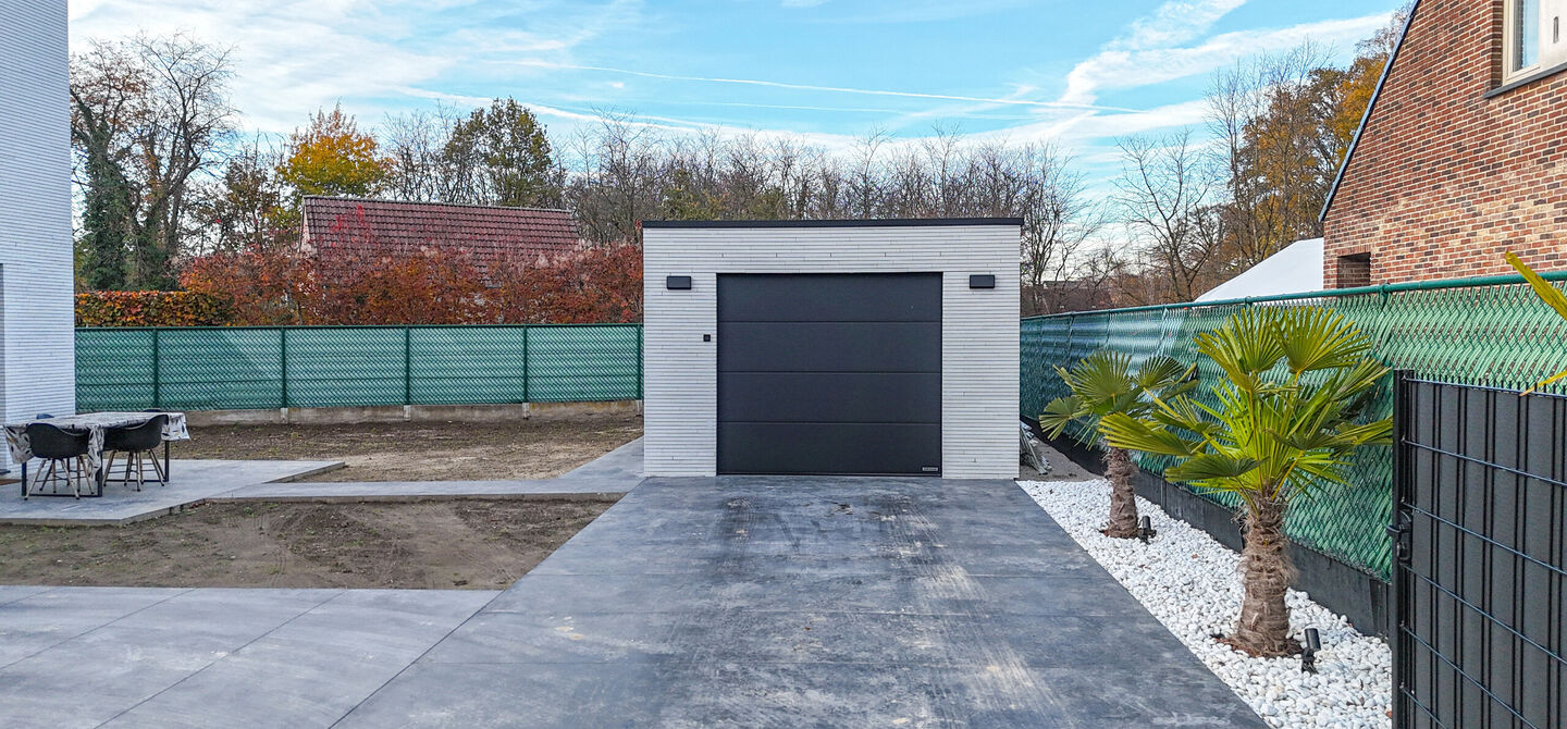 Bij ImmoFusion 7/7 &ldquo;open huis&rdquo;: klik op onze 3D-TOUR.
Ervaar vastgoed alsof je er zelf doorloopt!

Stap binnen in deze uitzonderlijk moderne nieuwbouwwoning (2024), ideaal gelegen als open bebouwing op een ruim hoekperceel van 528 m&sup2; in Koersel. Deze