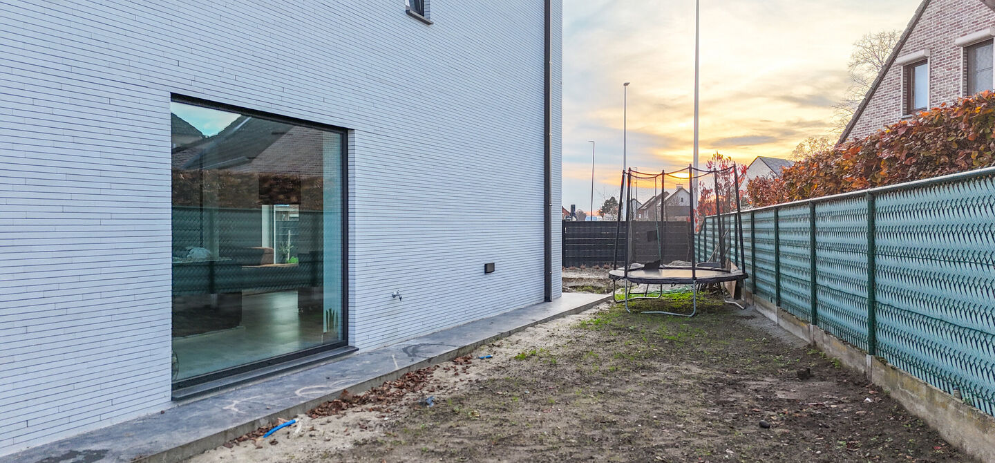 Bij ImmoFusion 7/7 &ldquo;open huis&rdquo;: klik op onze 3D-TOUR.
Ervaar vastgoed alsof je er zelf doorloopt!

Stap binnen in deze uitzonderlijk moderne nieuwbouwwoning (2024), ideaal gelegen als open bebouwing op een ruim hoekperceel van 528 m&sup2; in Koersel. Deze