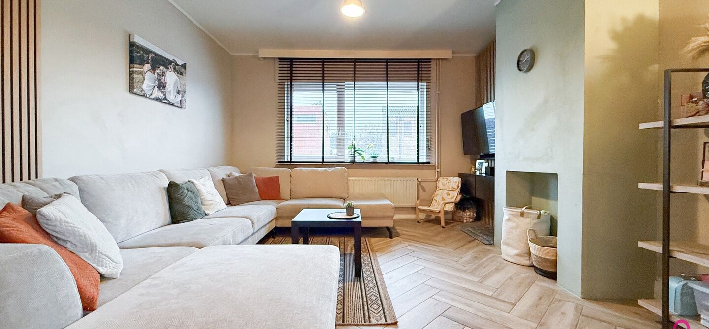 Bij ImmoFusion 7/7 &ldquo;open huis&rdquo; : klik op onze 3D-TOUR.
Ervaar vastgoed alsof je er zelf doorloopt!

Welkom in deze charmante open bebouwing, gelegen in een rustige straat nabij het gezellige Koersel Kapelleke en het centrum van Koersel. Deze woning co