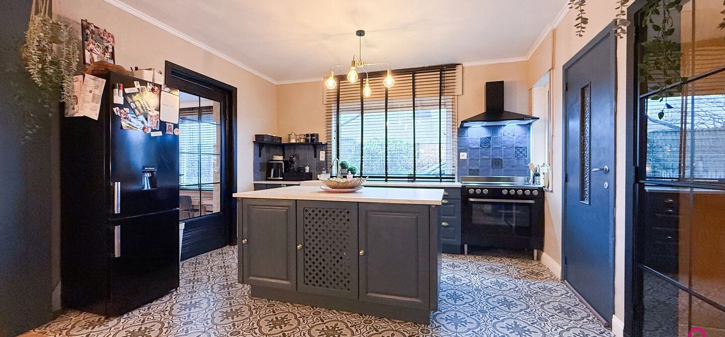 Bij ImmoFusion 7/7 &ldquo;open huis&rdquo; : klik op onze 3D-TOUR.
Ervaar vastgoed alsof je er zelf doorloopt!

Welkom in deze charmante open bebouwing, gelegen in een rustige straat nabij het gezellige Koersel Kapelleke en het centrum van Koersel. Deze woning co