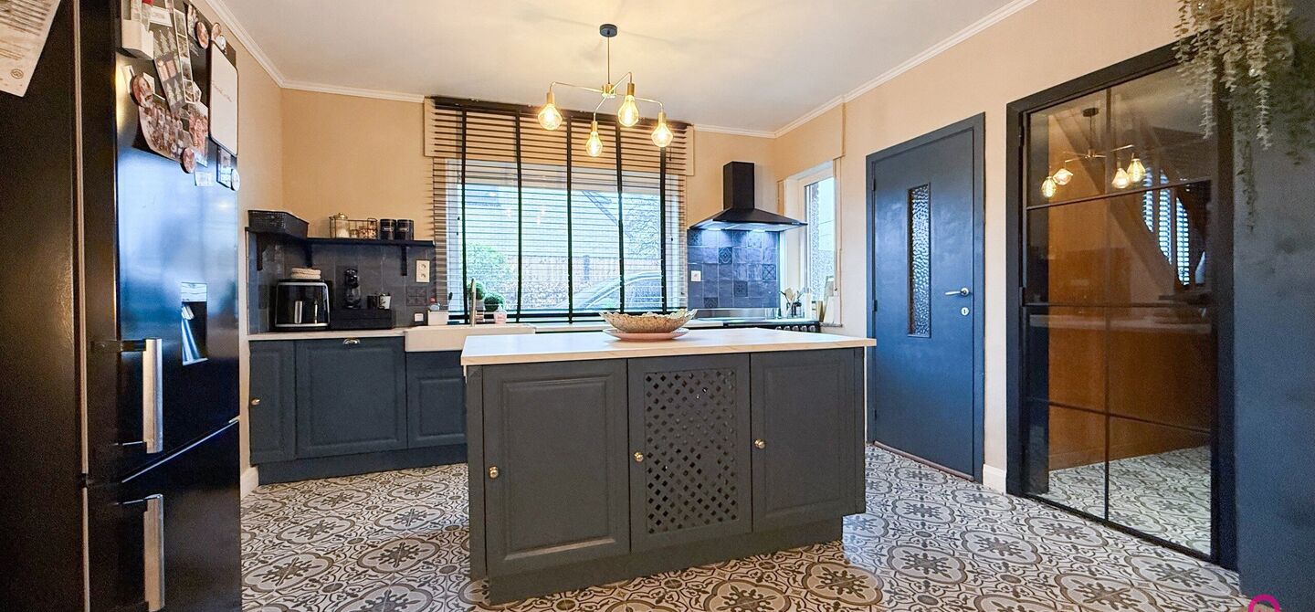 Bij ImmoFusion 7/7 &ldquo;open huis&rdquo; : klik op onze 3D-TOUR.
Ervaar vastgoed alsof je er zelf doorloopt!

Welkom in deze charmante open bebouwing, gelegen in een rustige straat nabij het gezellige Koersel Kapelleke en het centrum van Koersel. Deze woning co