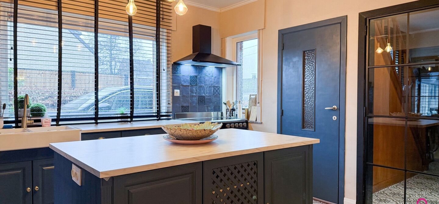 Bij ImmoFusion 7/7 &ldquo;open huis&rdquo; : klik op onze 3D-TOUR.
Ervaar vastgoed alsof je er zelf doorloopt!

Welkom in deze charmante open bebouwing, gelegen in een rustige straat nabij het gezellige Koersel Kapelleke en het centrum van Koersel. Deze woning co