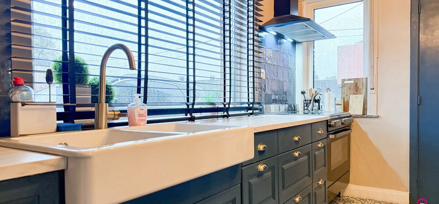 Bij ImmoFusion 7/7 &ldquo;open huis&rdquo; : klik op onze 3D-TOUR.
Ervaar vastgoed alsof je er zelf doorloopt!

Welkom in deze charmante open bebouwing, gelegen in een rustige straat nabij het gezellige Koersel Kapelleke en het centrum van Koersel. Deze woning co