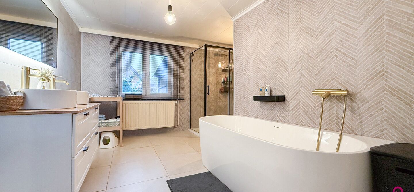 Bij ImmoFusion 7/7 &ldquo;open huis&rdquo; : klik op onze 3D-TOUR.
Ervaar vastgoed alsof je er zelf doorloopt!

Welkom in deze charmante open bebouwing, gelegen in een rustige straat nabij het gezellige Koersel Kapelleke en het centrum van Koersel. Deze woning co