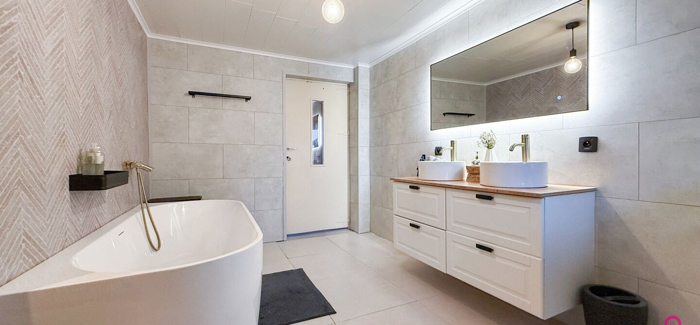 Bij ImmoFusion 7/7 &ldquo;open huis&rdquo; : klik op onze 3D-TOUR.
Ervaar vastgoed alsof je er zelf doorloopt!

Welkom in deze charmante open bebouwing, gelegen in een rustige straat nabij het gezellige Koersel Kapelleke en het centrum van Koersel. Deze woning co