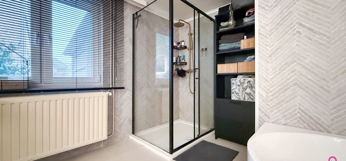 Bij ImmoFusion 7/7 &ldquo;open huis&rdquo; : klik op onze 3D-TOUR.
Ervaar vastgoed alsof je er zelf doorloopt!

Welkom in deze charmante open bebouwing, gelegen in een rustige straat nabij het gezellige Koersel Kapelleke en het centrum van Koersel. Deze woning co