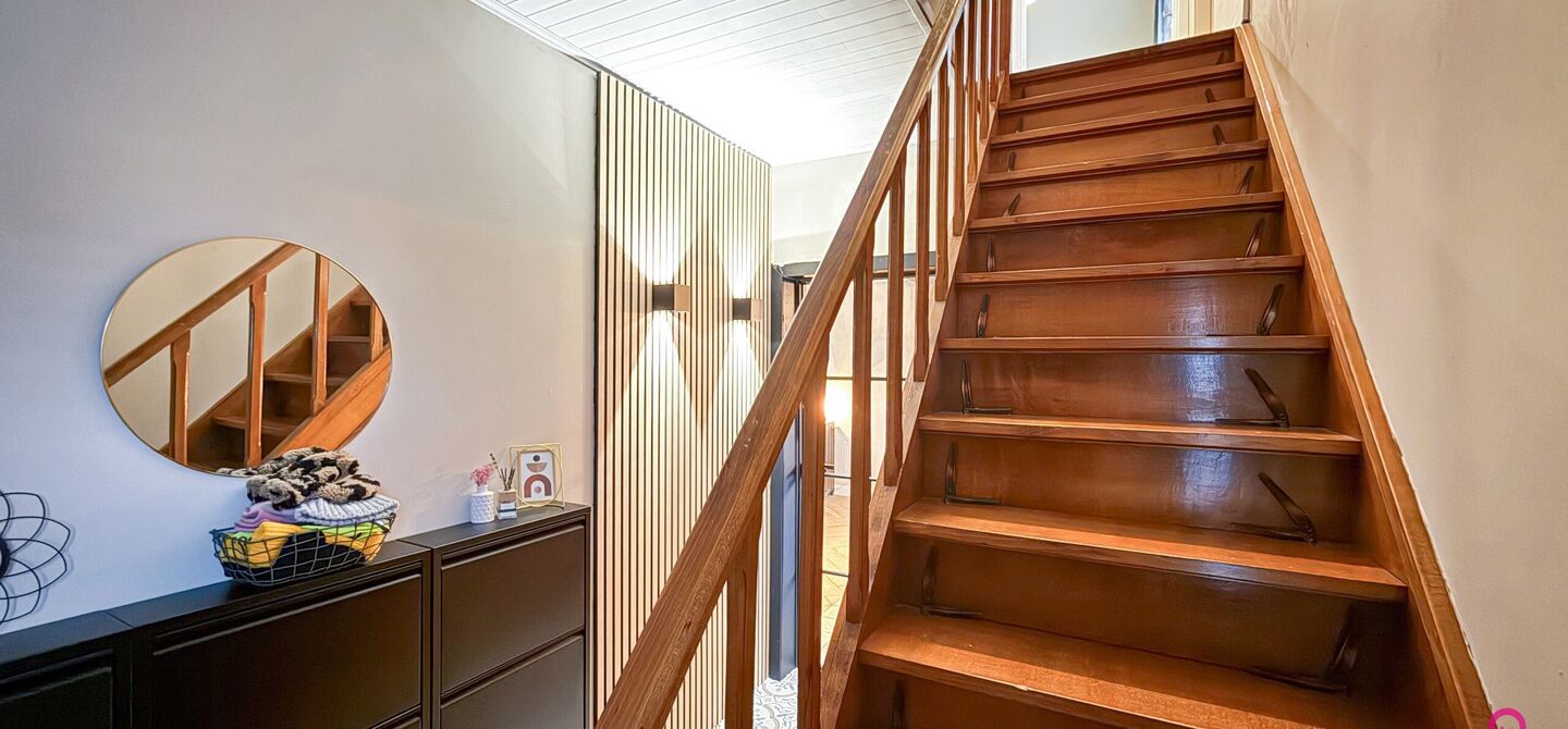 Bij ImmoFusion 7/7 &ldquo;open huis&rdquo; : klik op onze 3D-TOUR.
Ervaar vastgoed alsof je er zelf doorloopt!

Welkom in deze charmante open bebouwing, gelegen in een rustige straat nabij het gezellige Koersel Kapelleke en het centrum van Koersel. Deze woning co