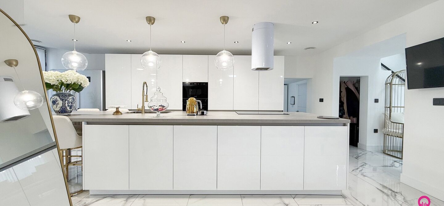 Bij ImmoFusion 7/7 &ldquo;open huis&rdquo; : klik op onze 3D-TOUR.

Ervaar vastgoed alsof je er zelf doorloopt!

Stap binnen in deze prachtig gerenoveerde woning uit 2024, gelegen in een rustige doodlopende straat langs het kanaal van Beringen. Met een bewoonbare