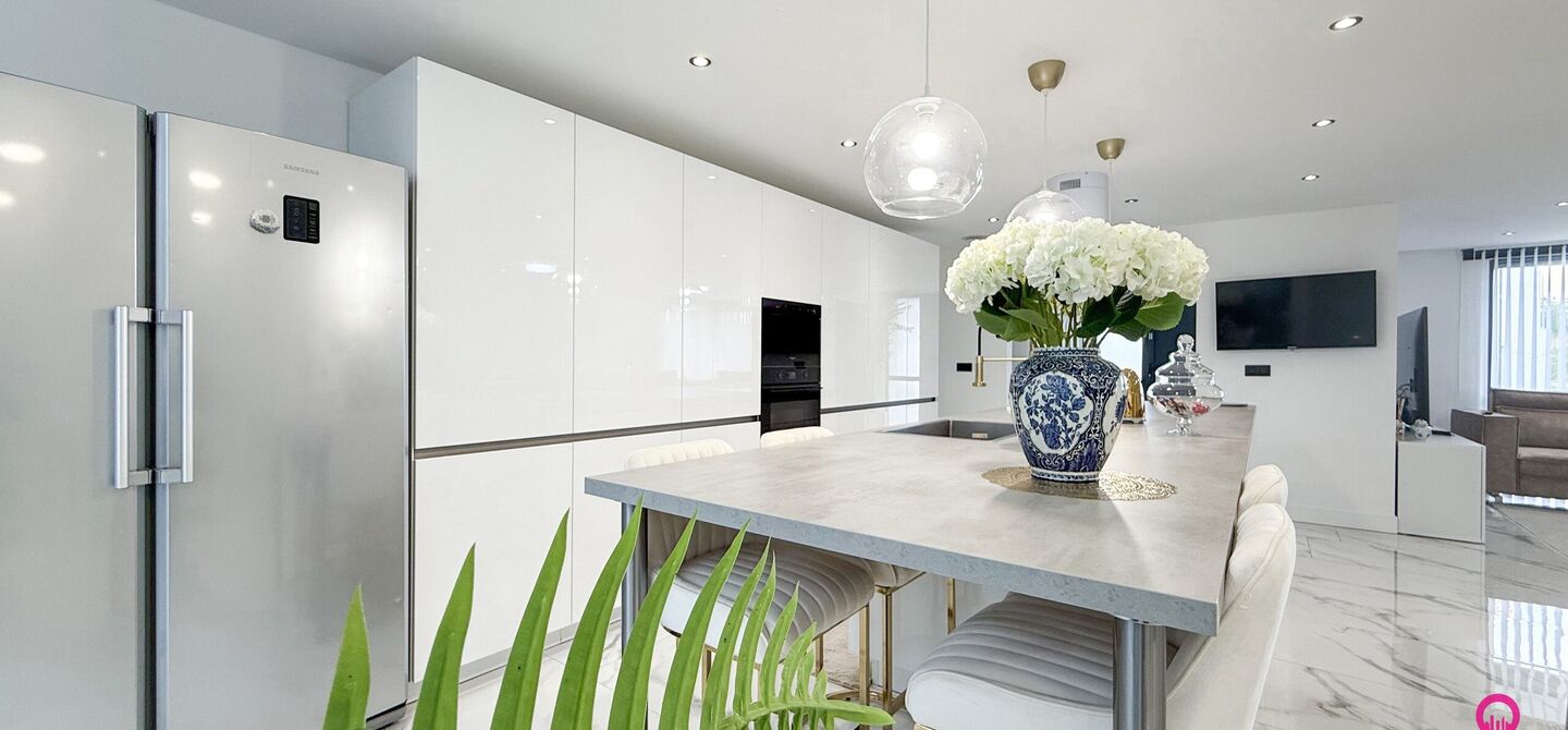 Bij ImmoFusion 7/7 &ldquo;open huis&rdquo; : klik op onze 3D-TOUR.

Ervaar vastgoed alsof je er zelf doorloopt!

Stap binnen in deze prachtig gerenoveerde woning uit 2024, gelegen in een rustige doodlopende straat langs het kanaal van Beringen. Met een bewoonbare