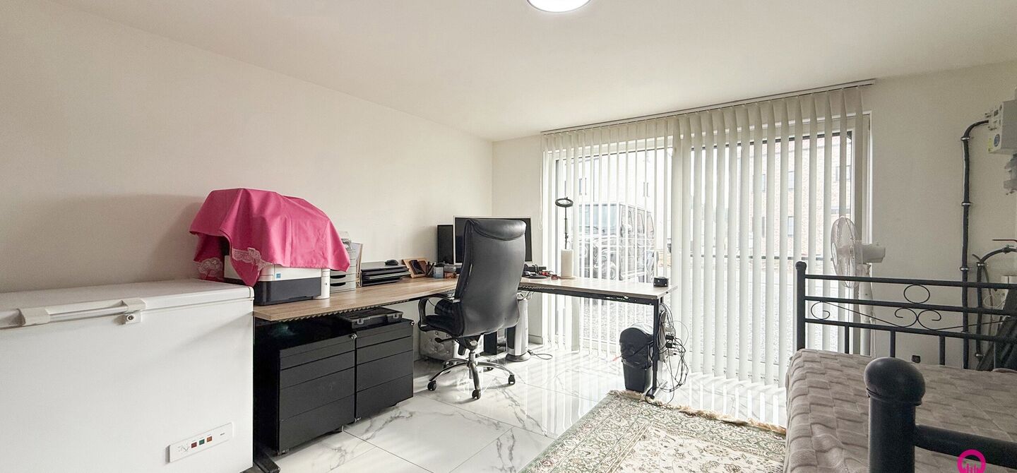 Bij ImmoFusion 7/7 &ldquo;open huis&rdquo; : klik op onze 3D-TOUR.

Ervaar vastgoed alsof je er zelf doorloopt!

Stap binnen in deze prachtig gerenoveerde woning uit 2024, gelegen in een rustige doodlopende straat langs het kanaal van Beringen. Met een bewoonbare