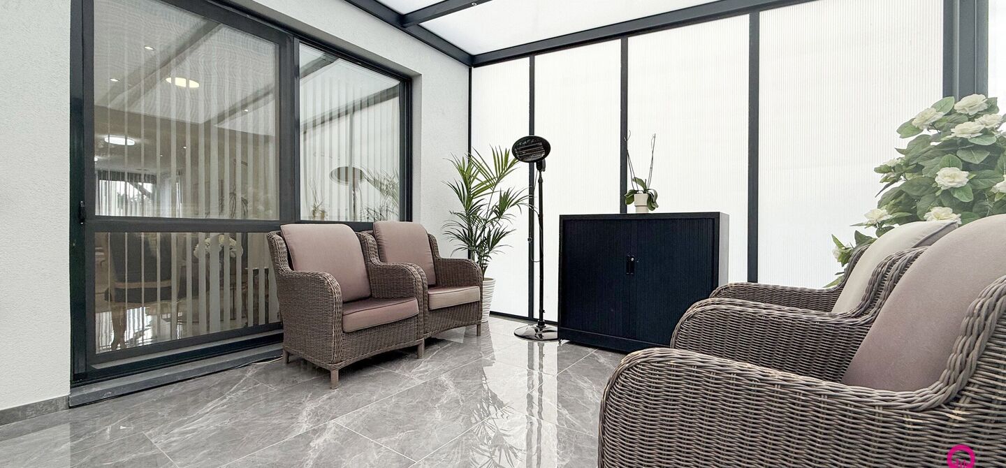 Bij ImmoFusion 7/7 &ldquo;open huis&rdquo; : klik op onze 3D-TOUR.

Ervaar vastgoed alsof je er zelf doorloopt!

Stap binnen in deze prachtig gerenoveerde woning uit 2024, gelegen in een rustige doodlopende straat langs het kanaal van Beringen. Met een bewoonbare