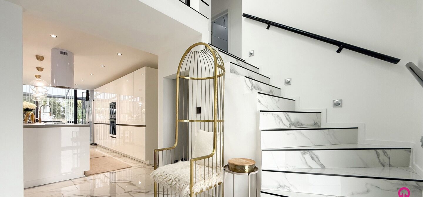 Bij ImmoFusion 7/7 &ldquo;open huis&rdquo; : klik op onze 3D-TOUR.

Ervaar vastgoed alsof je er zelf doorloopt!

Stap binnen in deze prachtig gerenoveerde woning uit 2024, gelegen in een rustige doodlopende straat langs het kanaal van Beringen. Met een bewoonbare