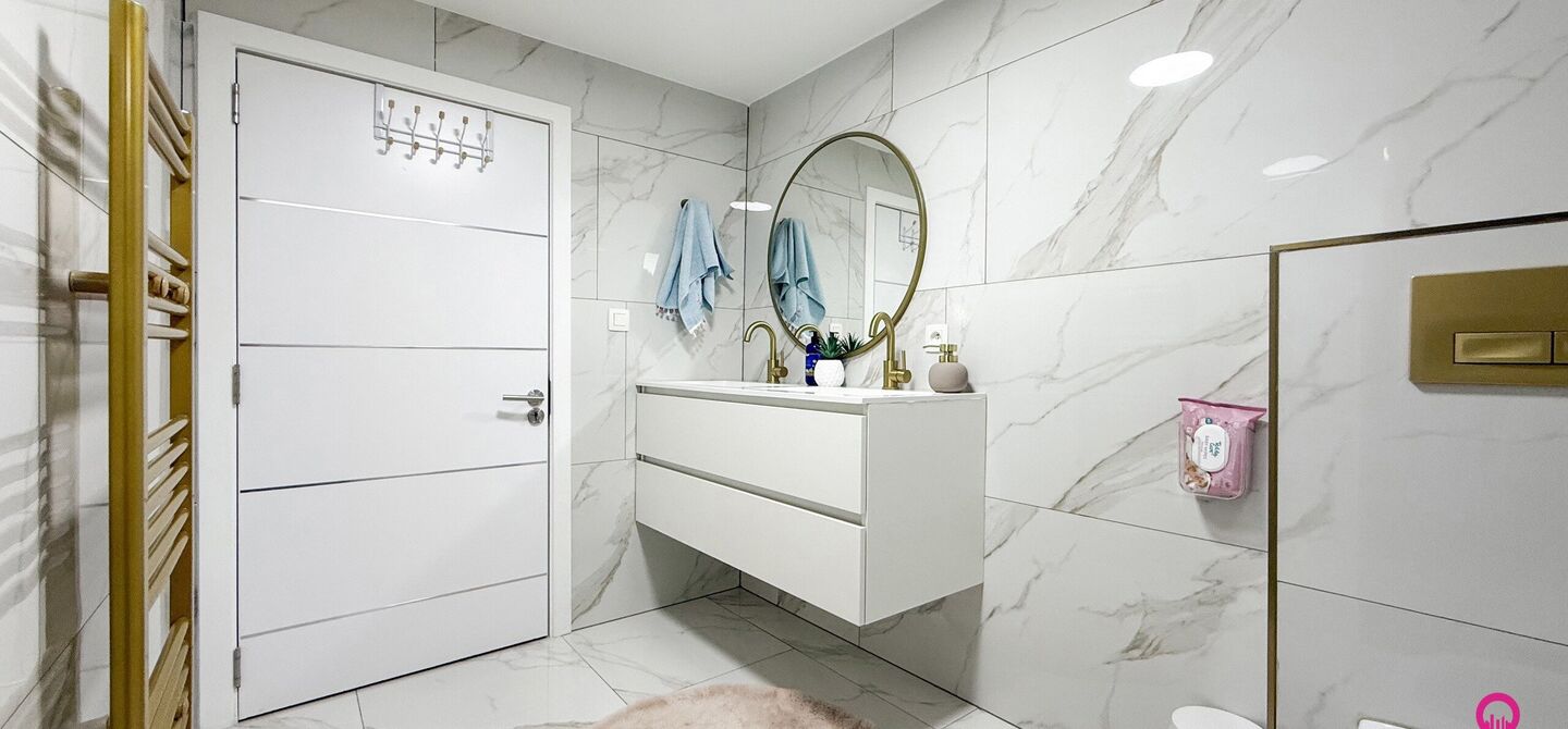 Bij ImmoFusion 7/7 &ldquo;open huis&rdquo; : klik op onze 3D-TOUR.

Ervaar vastgoed alsof je er zelf doorloopt!

Stap binnen in deze prachtig gerenoveerde woning uit 2024, gelegen in een rustige doodlopende straat langs het kanaal van Beringen. Met een bewoonbare