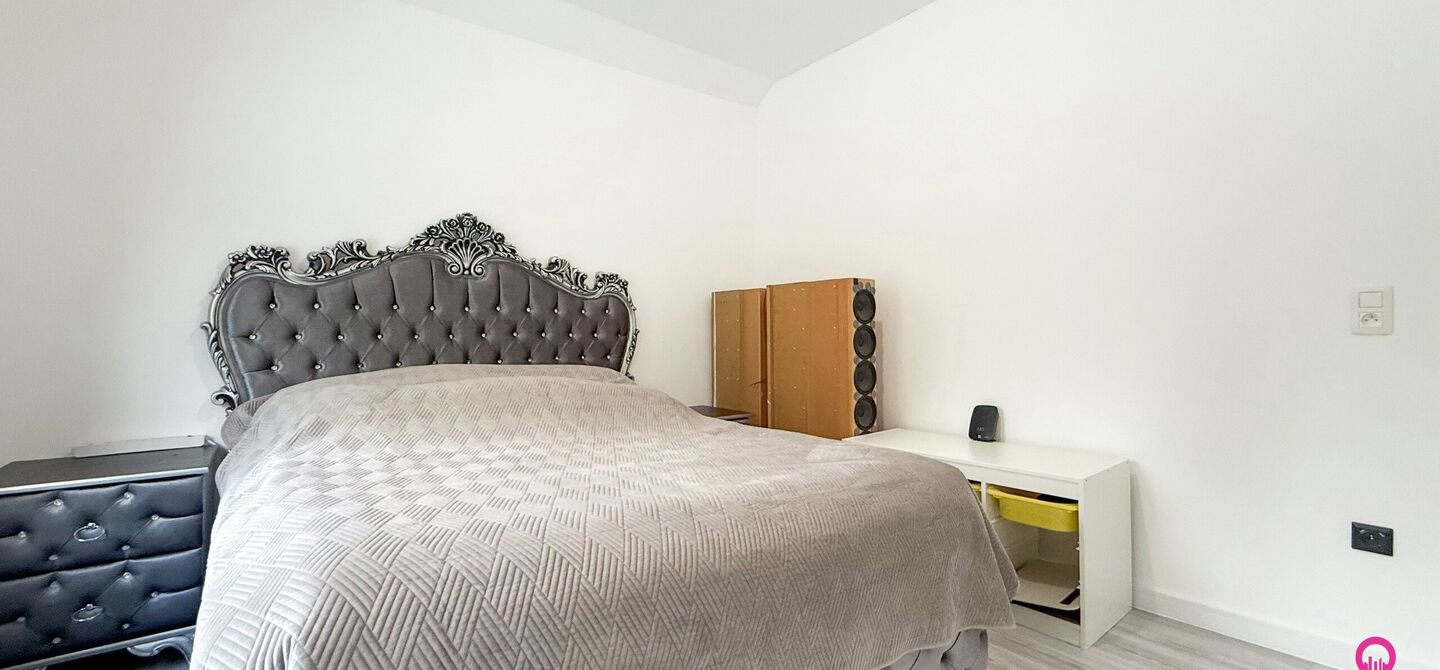 Bij ImmoFusion 7/7 &ldquo;open huis&rdquo; : klik op onze 3D-TOUR.

Ervaar vastgoed alsof je er zelf doorloopt!

Stap binnen in deze prachtig gerenoveerde woning uit 2024, gelegen in een rustige doodlopende straat langs het kanaal van Beringen. Met een bewoonbare