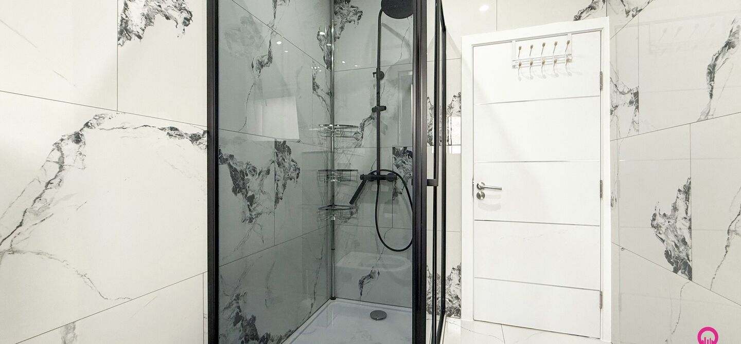 Bij ImmoFusion 7/7 &ldquo;open huis&rdquo; : klik op onze 3D-TOUR.

Ervaar vastgoed alsof je er zelf doorloopt!

Stap binnen in deze prachtig gerenoveerde woning uit 2024, gelegen in een rustige doodlopende straat langs het kanaal van Beringen. Met een bewoonbare