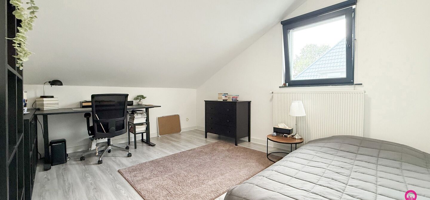 Bij ImmoFusion 7/7 &ldquo;open huis&rdquo; : klik op onze 3D-TOUR.

Ervaar vastgoed alsof je er zelf doorloopt!

Stap binnen in deze prachtig gerenoveerde woning uit 2024, gelegen in een rustige doodlopende straat langs het kanaal van Beringen. Met een bewoonbare