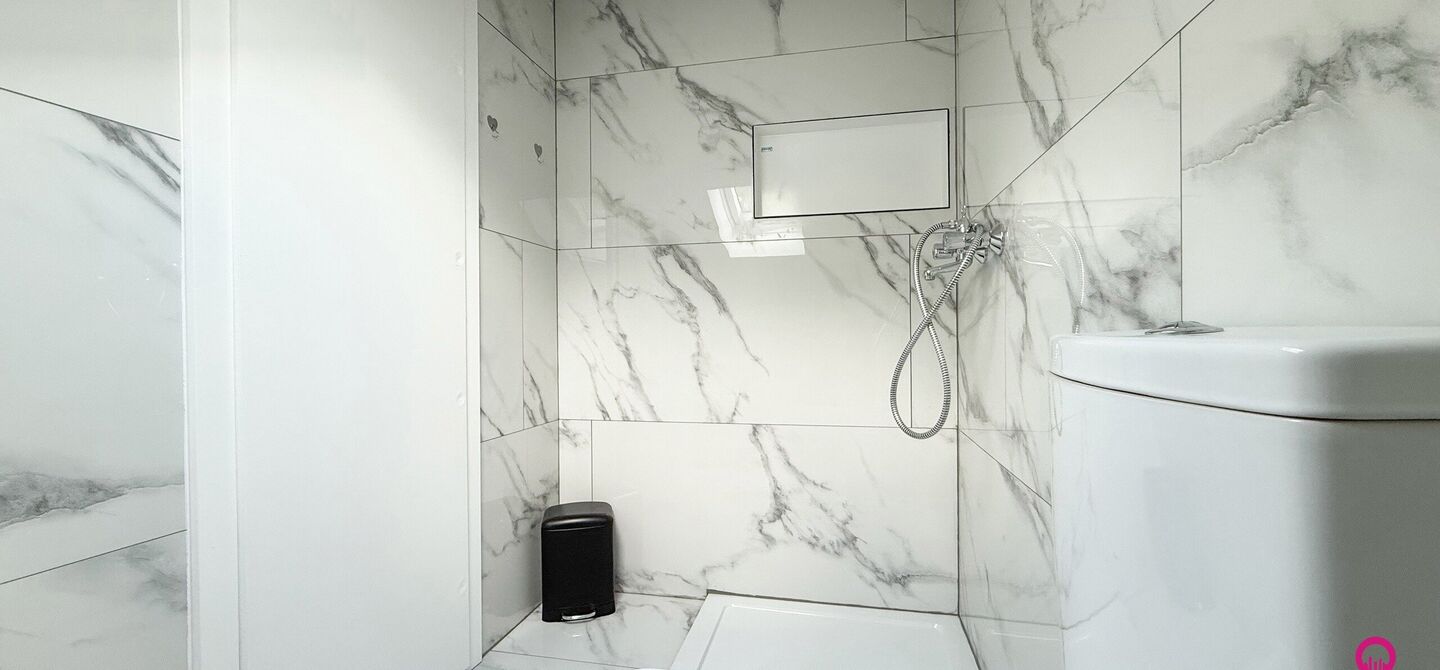 Bij ImmoFusion 7/7 &ldquo;open huis&rdquo; : klik op onze 3D-TOUR.

Ervaar vastgoed alsof je er zelf doorloopt!

Stap binnen in deze prachtig gerenoveerde woning uit 2024, gelegen in een rustige doodlopende straat langs het kanaal van Beringen. Met een bewoonbare