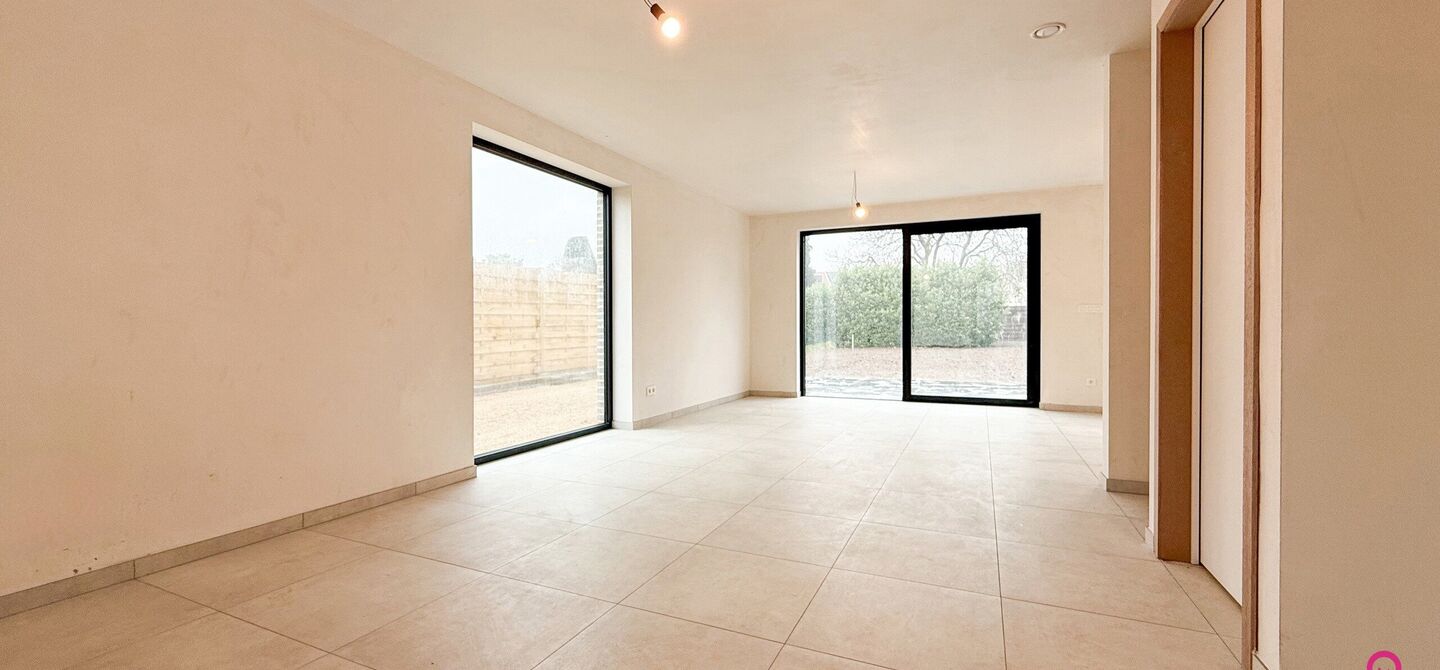 Bij ImmoFusion 7/7 &ldquo;open huis&rdquo; : klik op onze 3D-TOUR.
Ervaar vastgoed alsof je er zelf doorloopt!



Welkom in deze prachtige energiezuinige nieuwbouwwoning gelegen te Moestuinstraat 13A, 3582 Koersel (Heusden-Zolder). Deze moderne woning combineert 