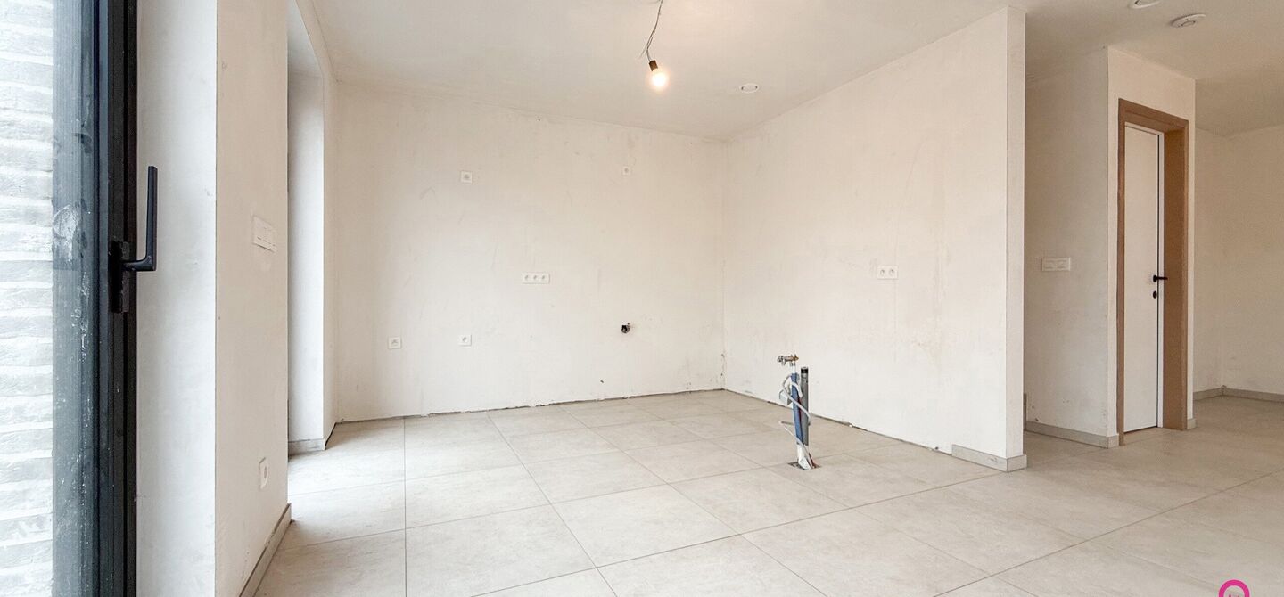 Bij ImmoFusion 7/7 &ldquo;open huis&rdquo; : klik op onze 3D-TOUR.
Ervaar vastgoed alsof je er zelf doorloopt!



Welkom in deze prachtige energiezuinige nieuwbouwwoning gelegen te Moestuinstraat 13A, 3582 Koersel (Heusden-Zolder). Deze moderne woning combineert 