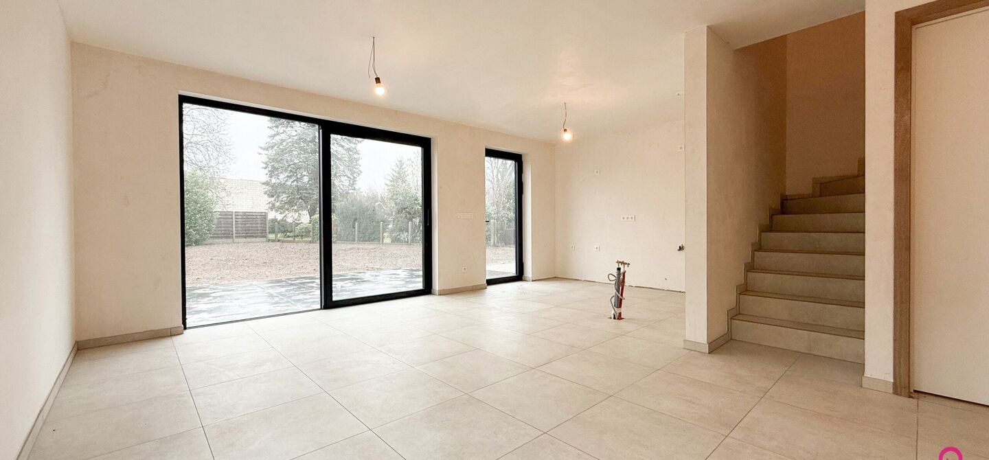 Bij ImmoFusion 7/7 &ldquo;open huis&rdquo; : klik op onze 3D-TOUR.
Ervaar vastgoed alsof je er zelf doorloopt!



Welkom in deze prachtige energiezuinige nieuwbouwwoning gelegen te Moestuinstraat 13A, 3582 Koersel (Heusden-Zolder). Deze moderne woning combineert 