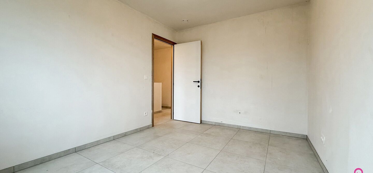 Bij ImmoFusion 7/7 &ldquo;open huis&rdquo; : klik op onze 3D-TOUR.
Ervaar vastgoed alsof je er zelf doorloopt!



Welkom in deze prachtige energiezuinige nieuwbouwwoning gelegen te Moestuinstraat 13A, 3582 Koersel (Heusden-Zolder). Deze moderne woning combineert 