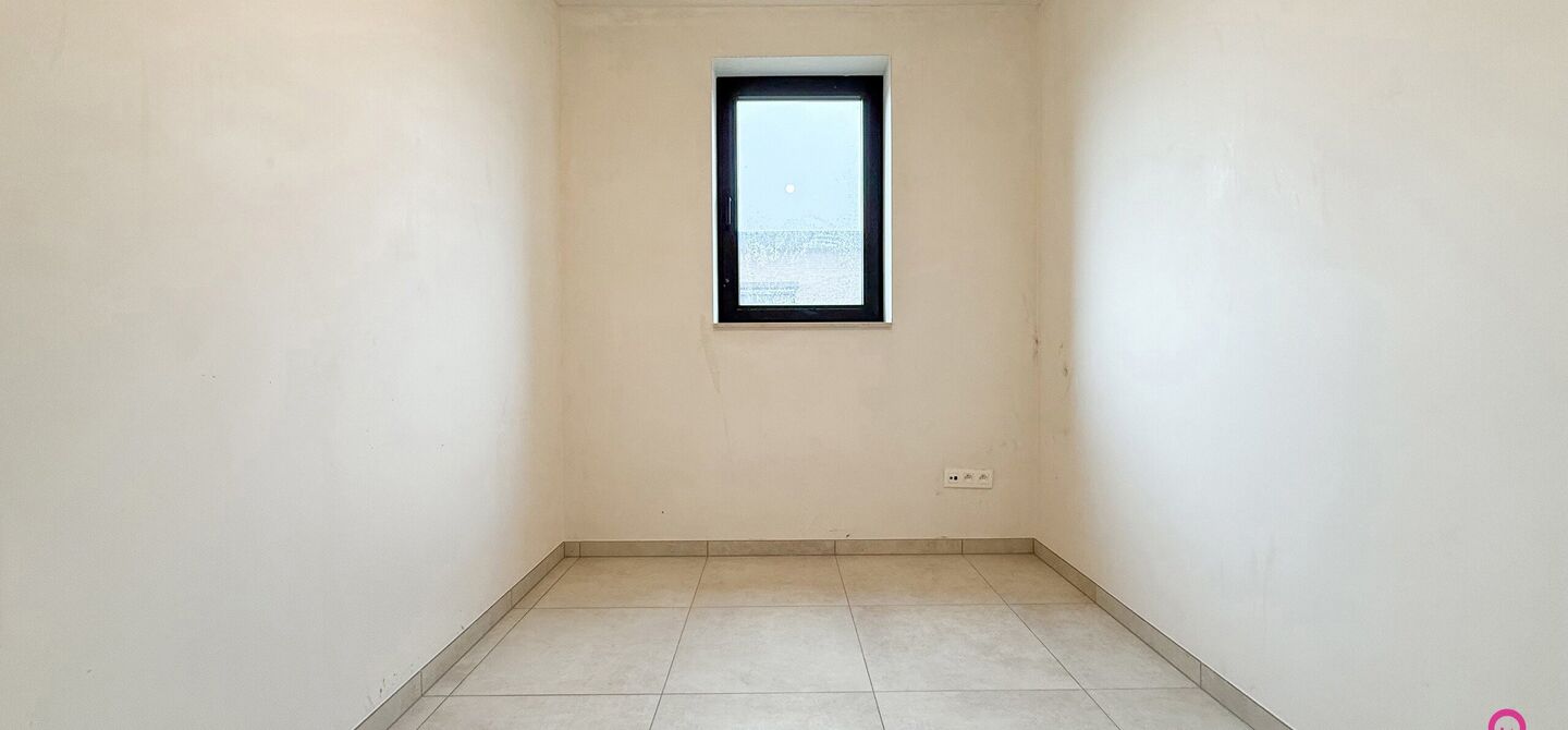 Bij ImmoFusion 7/7 &ldquo;open huis&rdquo; : klik op onze 3D-TOUR.
Ervaar vastgoed alsof je er zelf doorloopt!



Welkom in deze prachtige energiezuinige nieuwbouwwoning gelegen te Moestuinstraat 13A, 3582 Koersel (Heusden-Zolder). Deze moderne woning combineert 