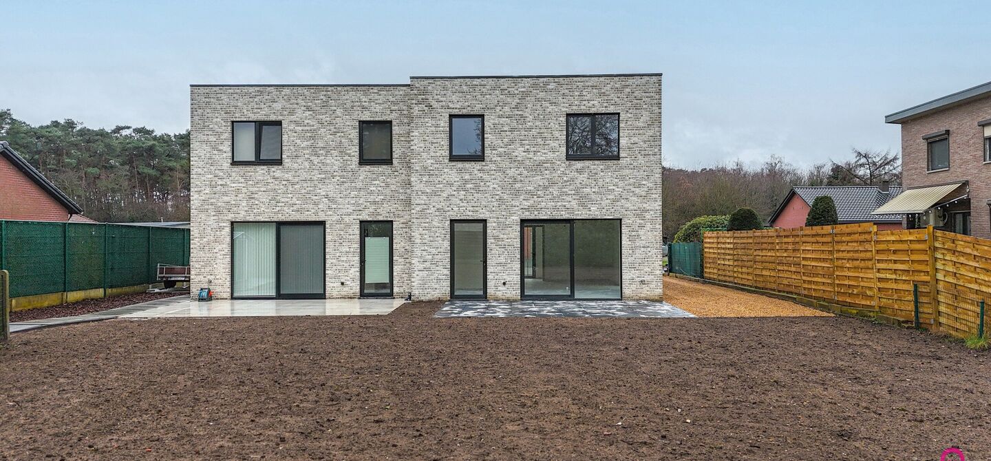 Bij ImmoFusion 7/7 &ldquo;open huis&rdquo; : klik op onze 3D-TOUR.
Ervaar vastgoed alsof je er zelf doorloopt!



Welkom in deze prachtige energiezuinige nieuwbouwwoning gelegen te Moestuinstraat 13A, 3582 Koersel (Heusden-Zolder). Deze moderne woning combineert 
