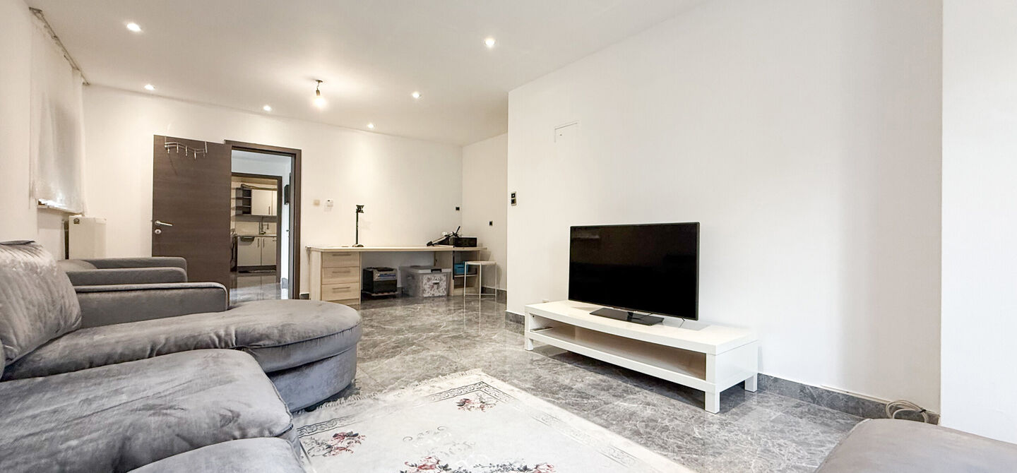 Bij ImmoFusion 7/7 &ldquo;open huis&rdquo;: klik op onze 3D-TOUR.
Ervaar vastgoed alsof je er zelf doorloopt!

Ontdek deze charmante halfopen woning aan de Tennisstraat 17 in Beringen, waar comfort, karakter en recente renovaties samenkomen. Dankzij de grondige v