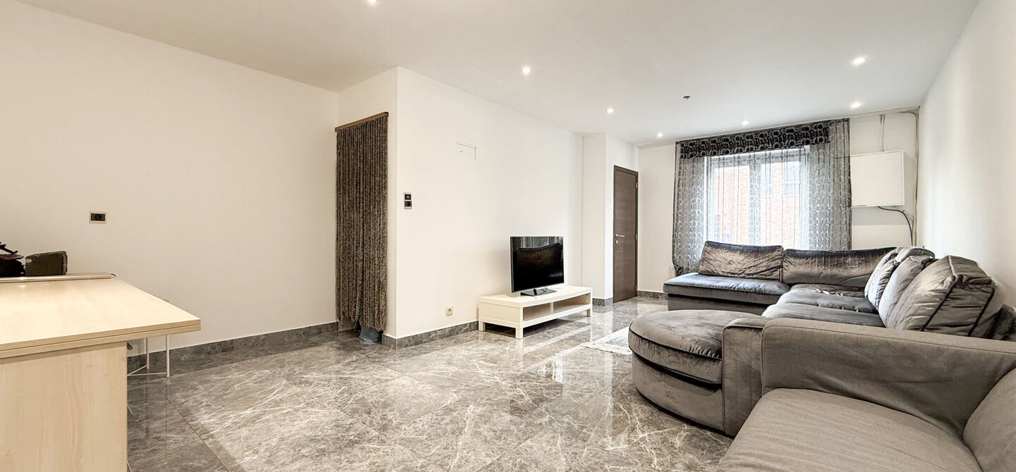 Bij ImmoFusion 7/7 &ldquo;open huis&rdquo;: klik op onze 3D-TOUR.
Ervaar vastgoed alsof je er zelf doorloopt!

Ontdek deze charmante halfopen woning aan de Tennisstraat 17 in Beringen, waar comfort, karakter en recente renovaties samenkomen. Dankzij de grondige v