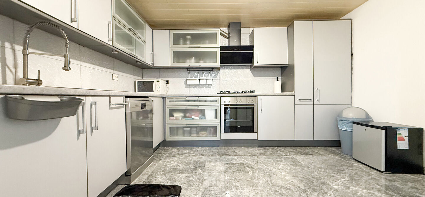 Bij ImmoFusion 7/7 &ldquo;open huis&rdquo;: klik op onze 3D-TOUR.
Ervaar vastgoed alsof je er zelf doorloopt!

Ontdek deze charmante halfopen woning aan de Tennisstraat 17 in Beringen, waar comfort, karakter en recente renovaties samenkomen. Dankzij de grondige v