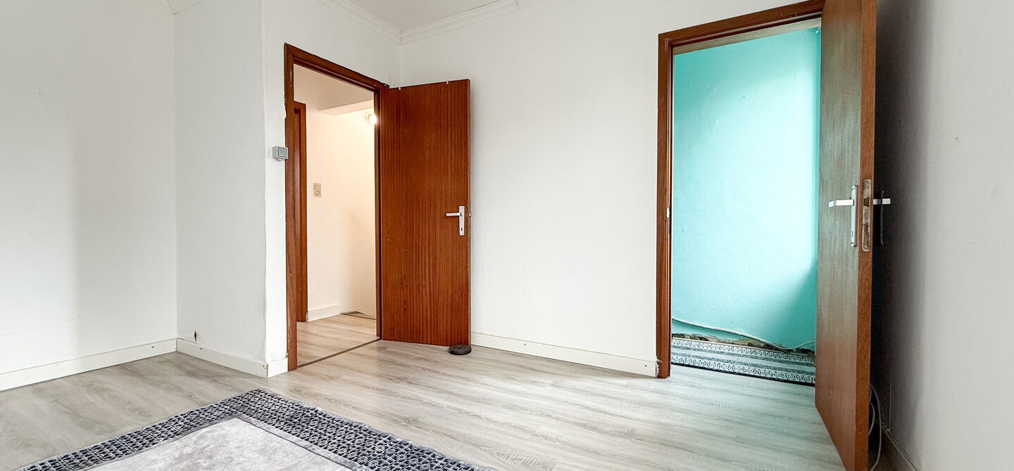 Bij ImmoFusion 7/7 &ldquo;open huis&rdquo;: klik op onze 3D-TOUR.
Ervaar vastgoed alsof je er zelf doorloopt!

Ontdek deze charmante halfopen woning aan de Tennisstraat 17 in Beringen, waar comfort, karakter en recente renovaties samenkomen. Dankzij de grondige v